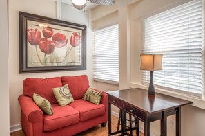 Studio, ikke-røyk (Emerald) | Oppholdsområde | Flatskjerm-TV