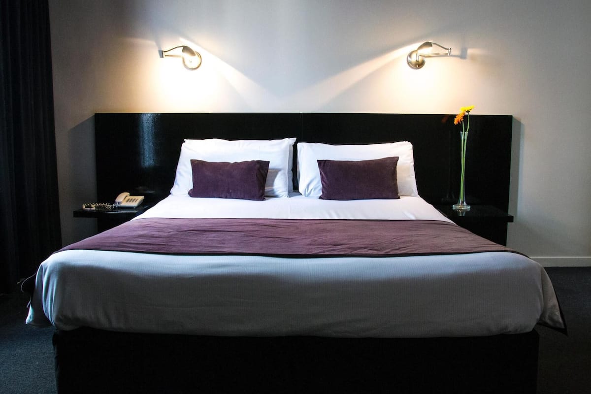 Hochwertige Bettwaren, Daunenbettdecken, Pillowtop-Betten, Minibar
