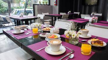 Ilmainen päivittäinen mannermainen aamiainen