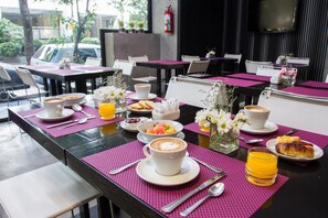 Desayuno continental gratuito y diario