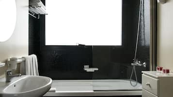 Kombinasi shower/bathtub, bathtub besar, dan pancuran hujan