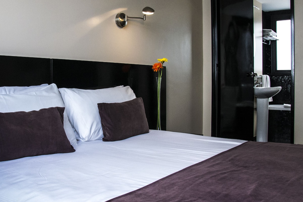 Hochwertige Bettwaren, Daunenbettdecken, Pillowtop-Betten, Minibar