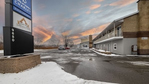 A motel with a signboard advertising 'Motel Condo Charley' and 'Thai Cuisine Restaurant'.