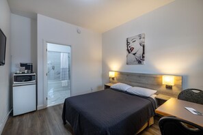 Standard Room, 1 Double Bed | Soundproofing, iron/ironing board, free WiFi - Motel et Condo Chez Charley (Ste Anne de Beaupre)