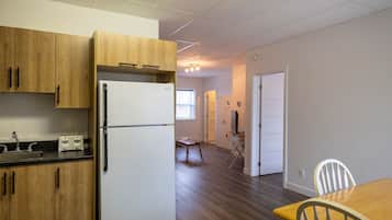 Familienapartment, 2 Schlafzimmer (Rez-de-Chaussée) | Eigene Küche | Mikrowelle, Wasserkocher mit Kaffee-/Teezubehör