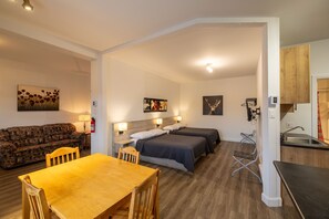 Standard Apartment, 2 Double Beds, Kitchen | Dining room - Motel et Condo Chez Charley (Ste Anne de Beaupre)