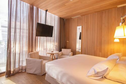 Deluxe-huone, parveke | Ylelliset vuodevaatteet, untuvapeitot, pillowtop-patjalliset sängyt