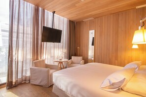 Habitación Deluxe, balcón | Ropa de cama de alta calidad, colchones con acolchado adicional, minibar