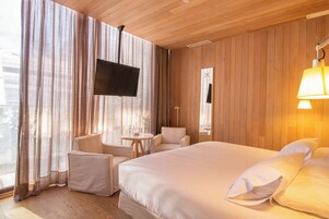 Chambre Deluxe, balcon | Literie de qualité supérieure, surmatelas, minibar