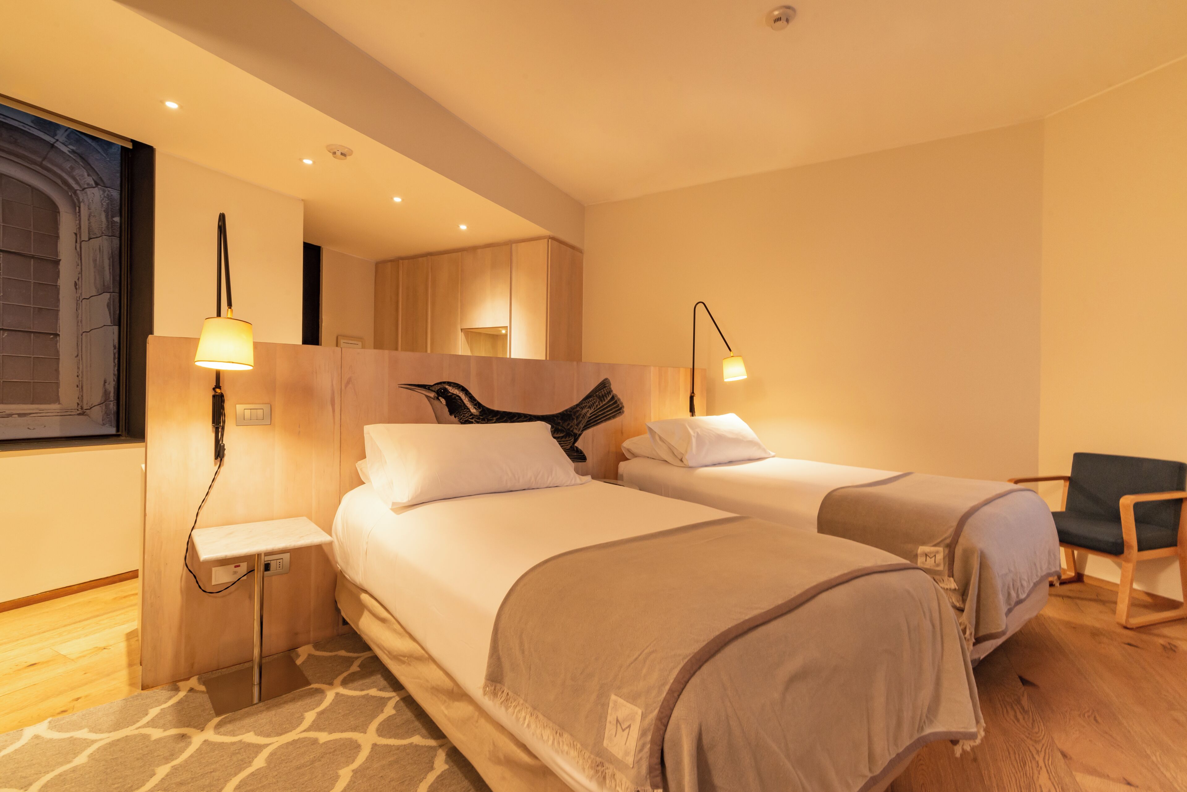 Ropa de cama de alta calidad, colchones con pillow-top y minibar 