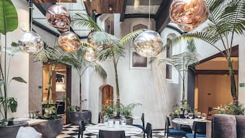 3 restaurantes: opção de café da manhã, almoço e jantar