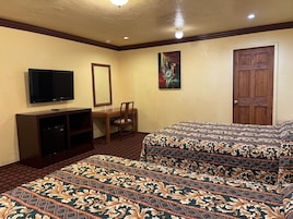 Habitación familiar doble | Cortinas opacas, sistema de insonorización, wifi gratis y ropa de cama