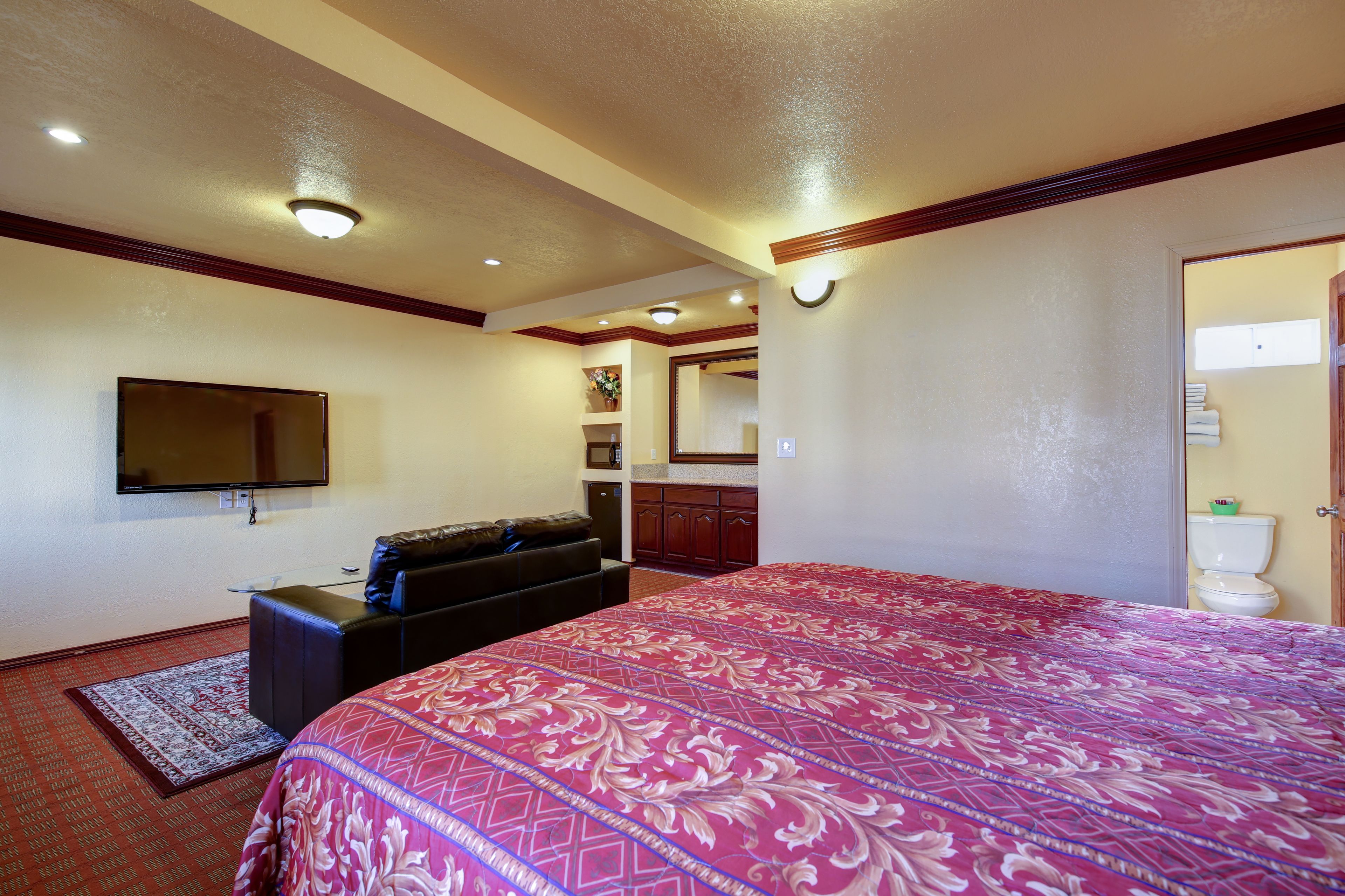 Deluxe Room, 1 King Bed | Blackout drapes, soundproofing, free WiFi, bed sheets