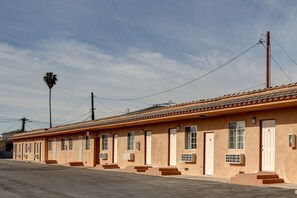 المنطقة المحيطة بالمنشأة