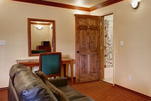 Habitación familiar, varias camas | Área de sala de estar