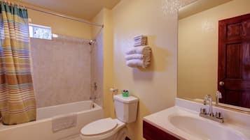 Combined shower/tub, free toiletries, hair dryer, towels