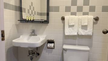 Ducha y bañera combinadas y artículos de higiene personal gratuitos