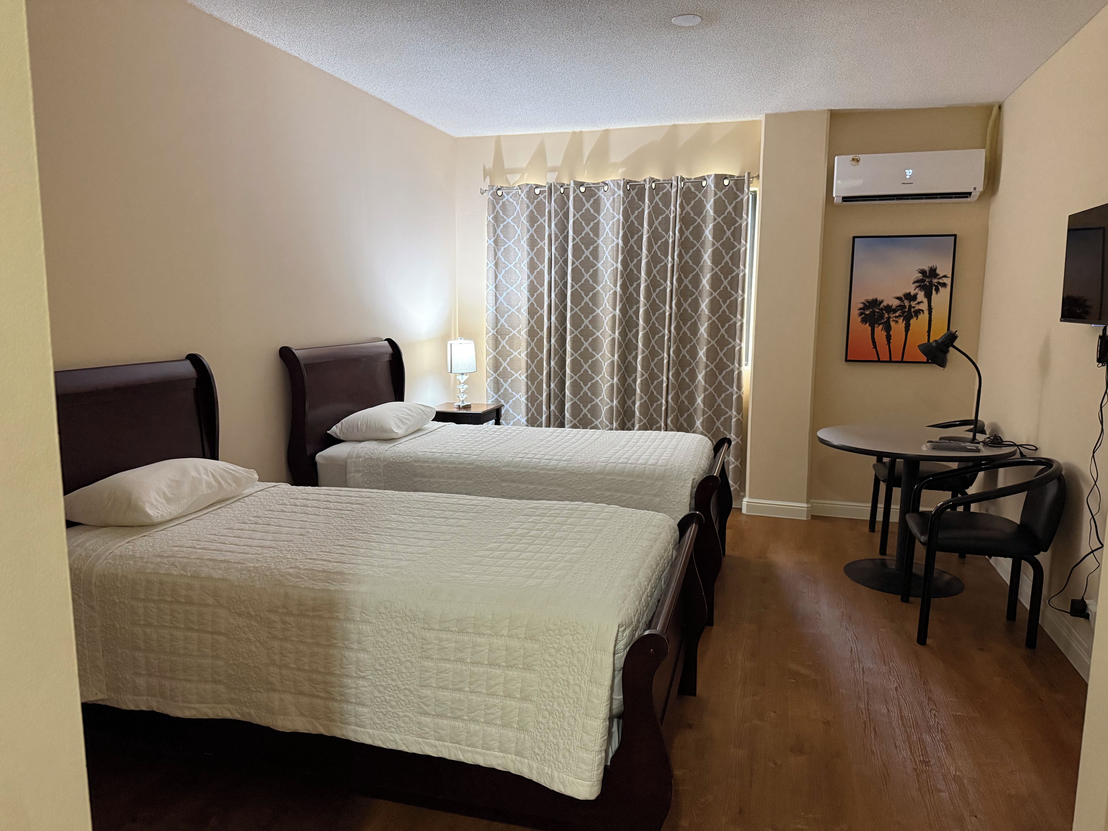 基础双人房或双床房 (2 Single Beds) | 遮光窗帘、熨斗/熨板、免费 WiFi、床单