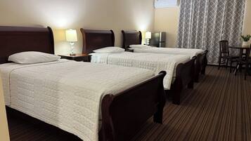 Habitación triple | Cortinas opacas, tabla de planchar con plancha, wifi gratis