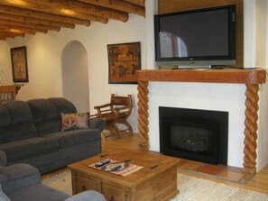 Premium bedding, pillowtop beds, individually decorated - Shady Brook Inn and Resort (Taos)