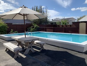 Una piscina al aire libre