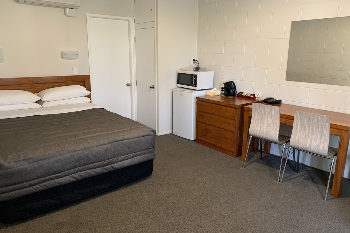 Queen Studio Unit | 1 bedroom, premium bedding, free WiFi, bed sheets