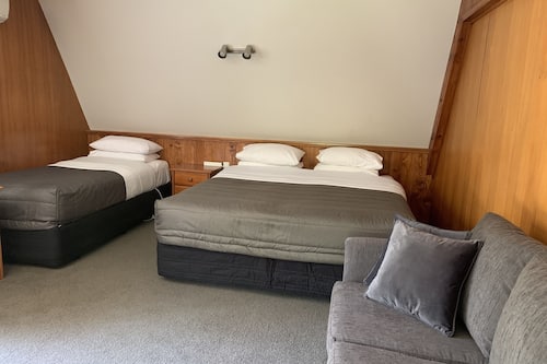 Super King Studio Unit | Premium bedding, free WiFi, bed sheets