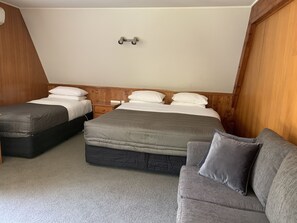 Super King Studio Unit | Premium bedding, free WiFi, bed sheets - Colonial Motel (Papakura)