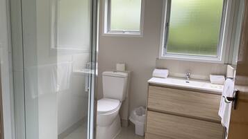 Super King Studio Unit | Premium bedding, free WiFi, bed sheets