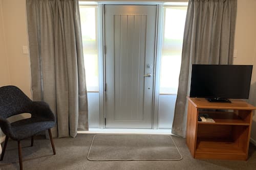 Queen Studio Unit | Premium bedding, free WiFi, bed sheets