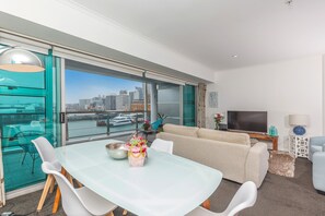 Deluxe Apartment, 1 Bedroom, Balcony | In-room dining - Pelicanstay at Auckland Waterfront (Auckland)