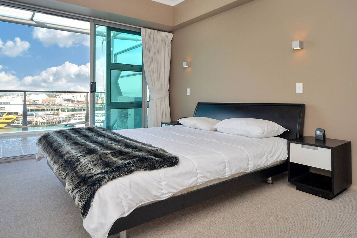 2 bedrooms, desk, iron/ironing board, WiFi (free)