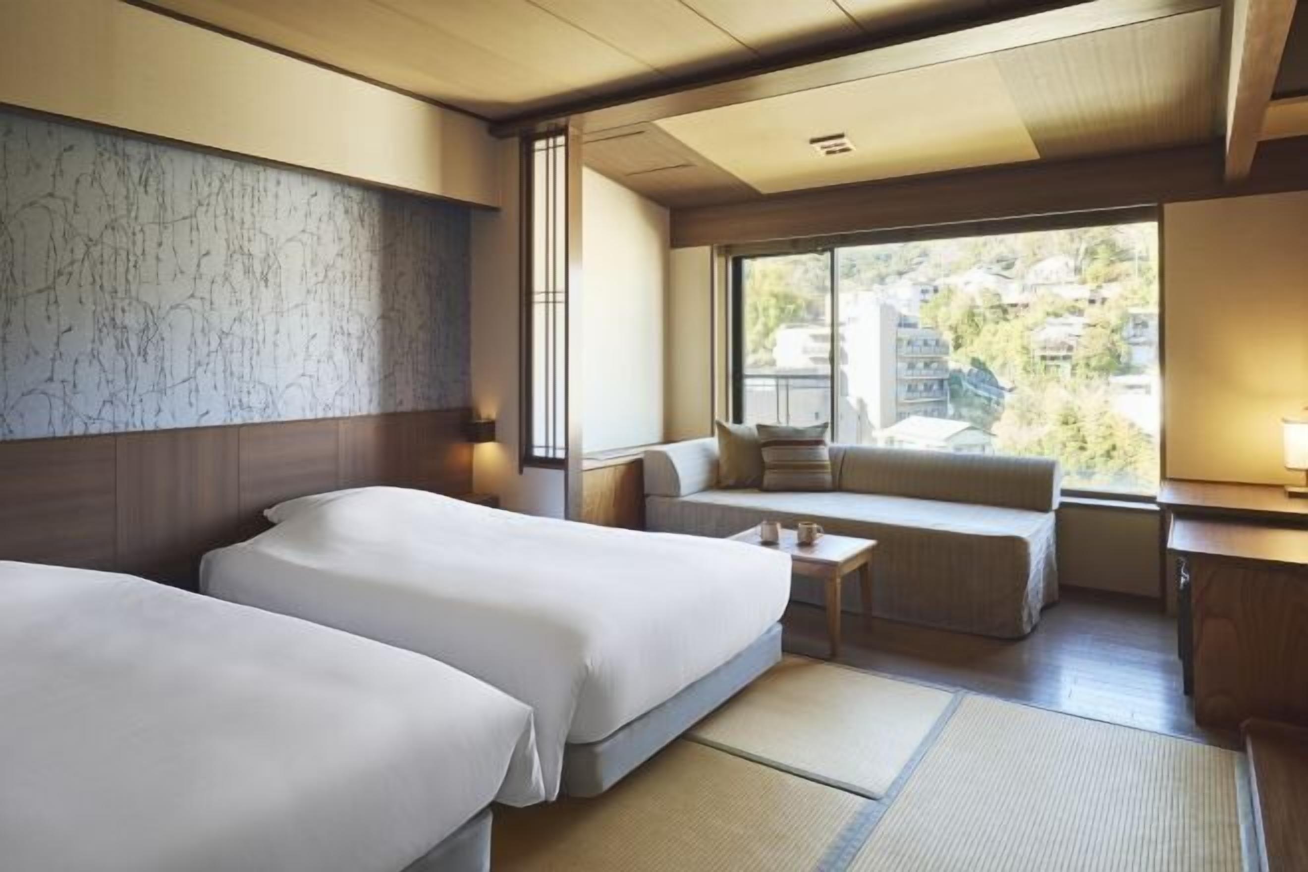 Premium bedding, in-room safe, blackout drapes, free WiFi