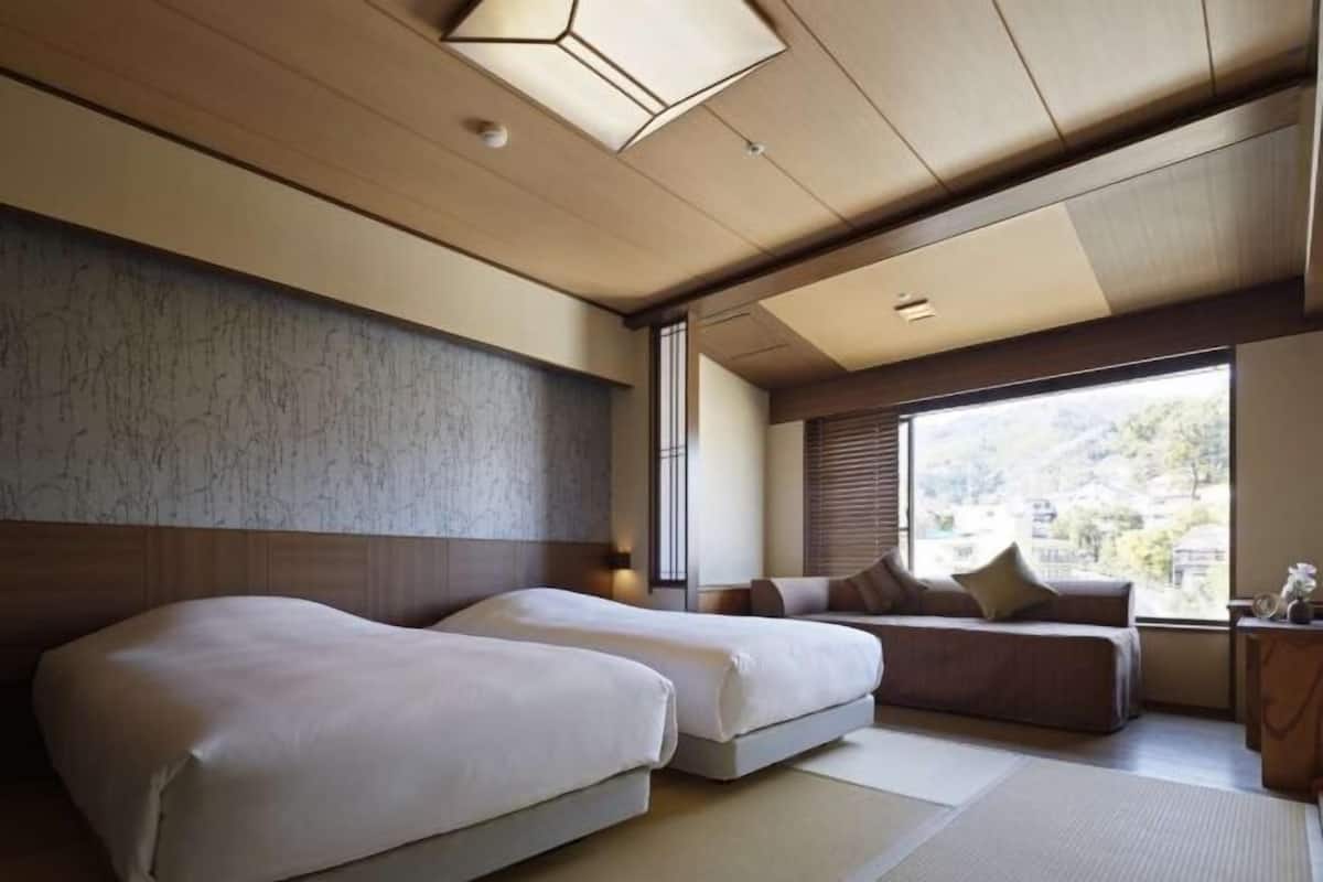 Premium bedding, in-room safe, blackout drapes, free WiFi
