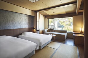 Standard Japanese-style room with bed | เครื่องนอนระดับพรีเมียม, ตู้นิรภัยในห้องพัก, ผ้าม่านกันแสง, Wi-Fi ฟรี