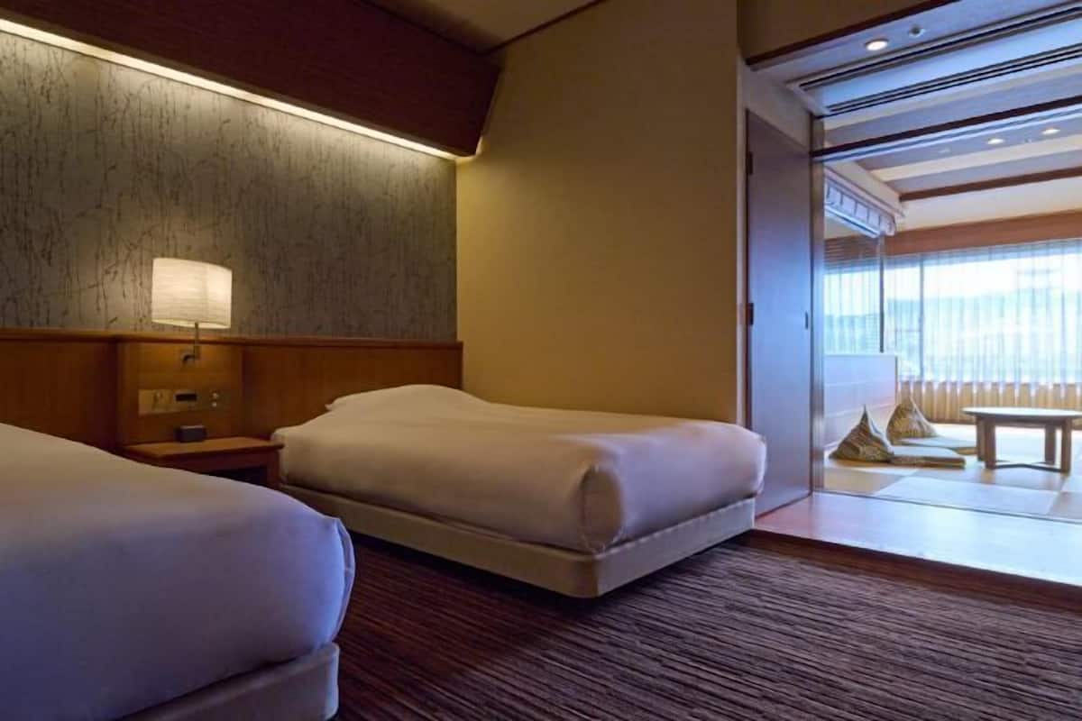 Premium bedding, in-room safe, blackout drapes, free WiFi