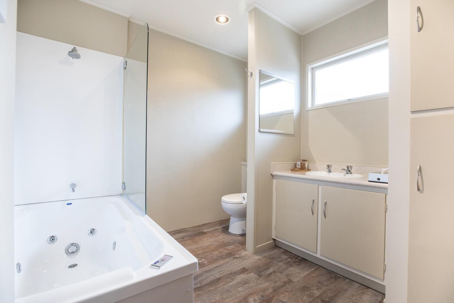 1 Bedroom Spa Bath Unit | Bathroom