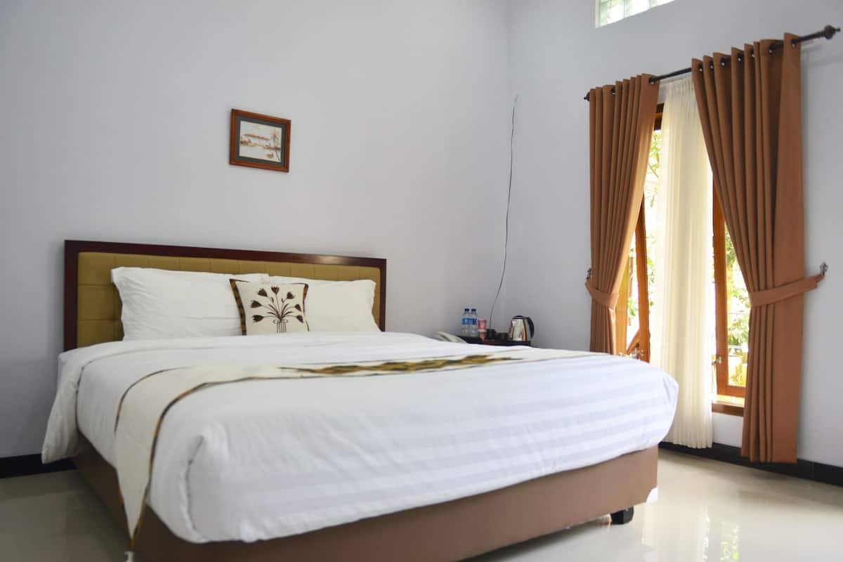 Desk, rollaway beds, free WiFi