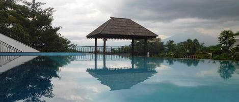 Outdoor pool, an infinity pool