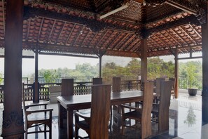 Free daily cooked-to-order breakfast