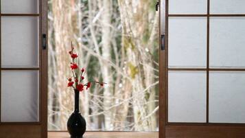 In-room safe, soundproofing, free WiFi, bed sheets