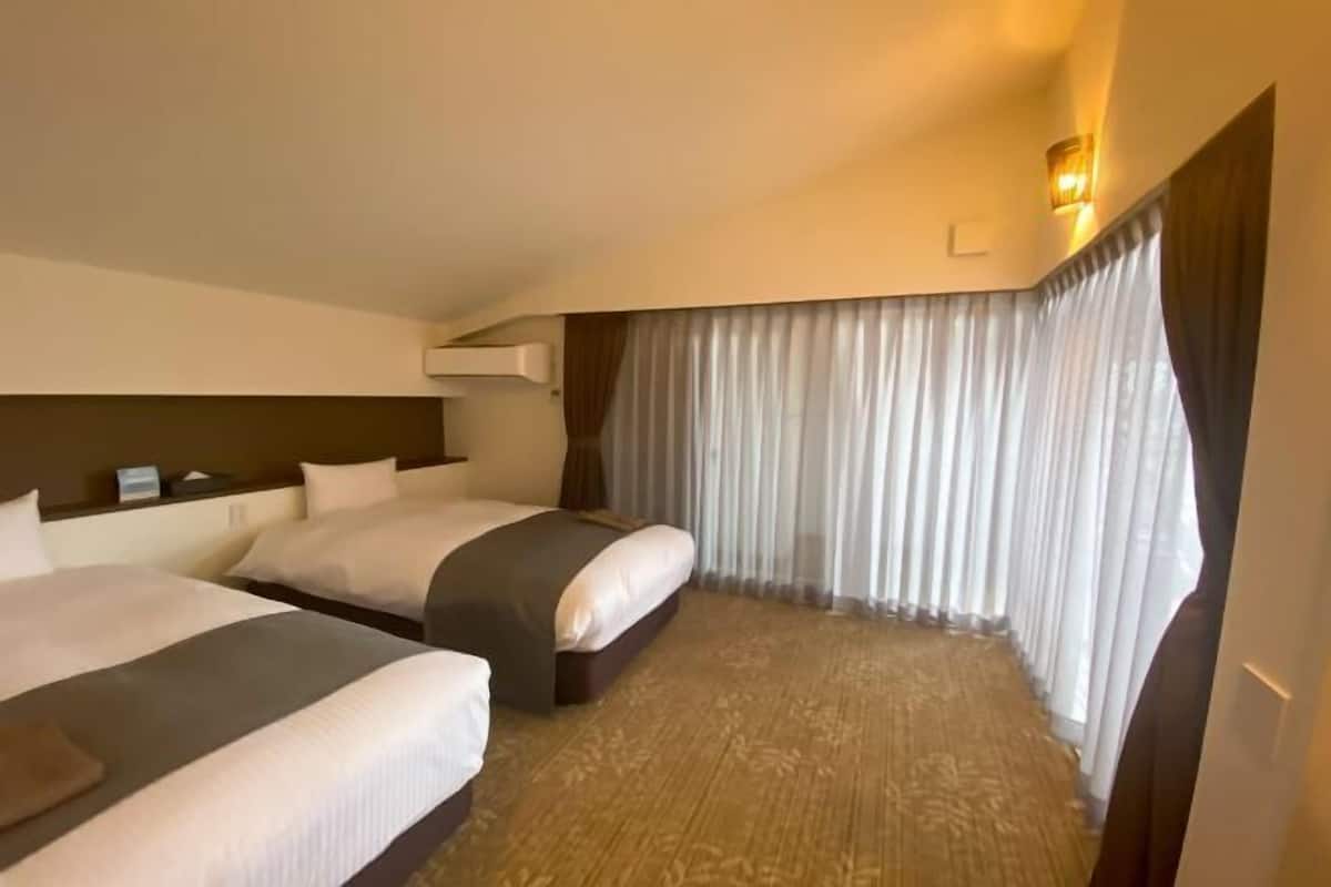 Desk, cribs/infant beds, free WiFi, bed sheets