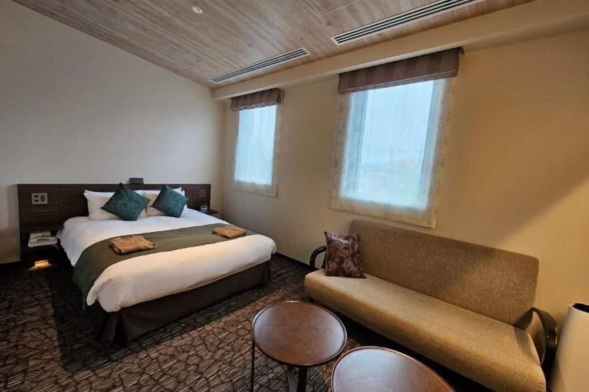 Desk, cribs/infant beds, free WiFi, bed sheets