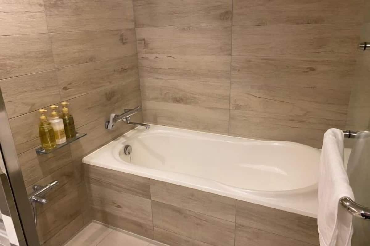 Bathroom | Separate tub and shower, free toiletries, hair dryer, slippers