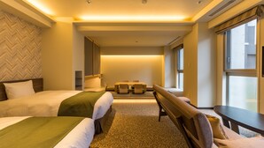 A hotel room with two beds, a seating area, and large windows. - Hotel Grand Vert Kyukaruizawa (Karuizawa)