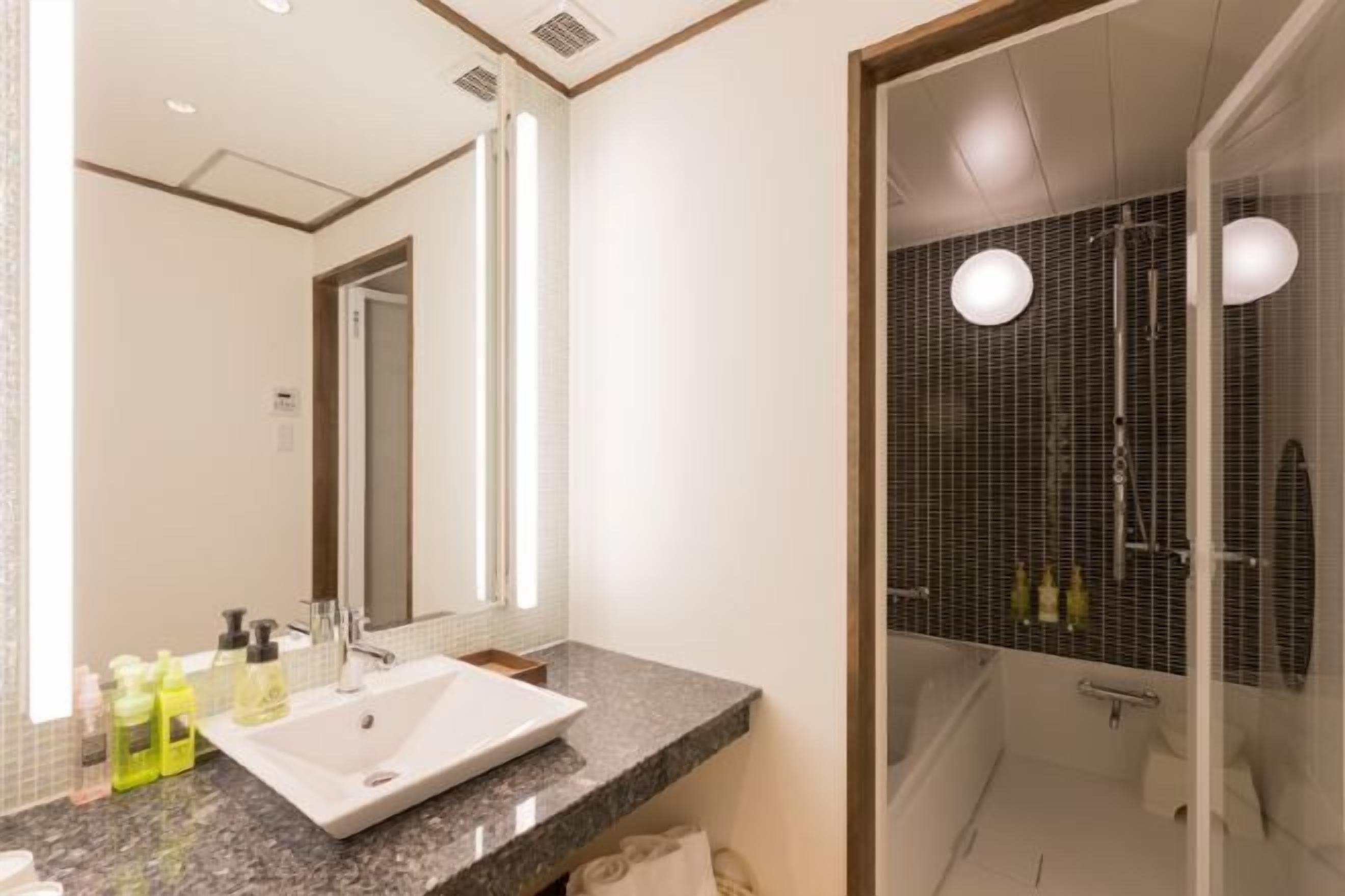 Bad | Separat badekar og dusj, toalettartikler (inkludert), hårføner og tøfler