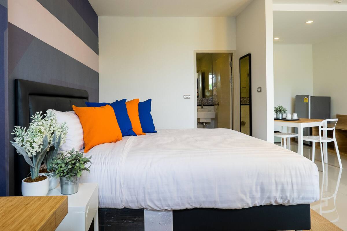 In-room safe, desk, rollaway beds (surcharge), WiFi (free)