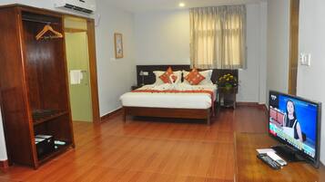 Deluxe Room | Living area | Flat-screen TV