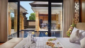 Une chambre avec vue sur une piscine, un coin repas et une cuisine.