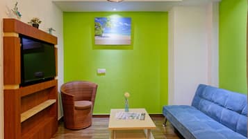 Deluxe Suite with Complimentary Transfer | In-room safe, iron/ironing board, WiFi, bed sheets